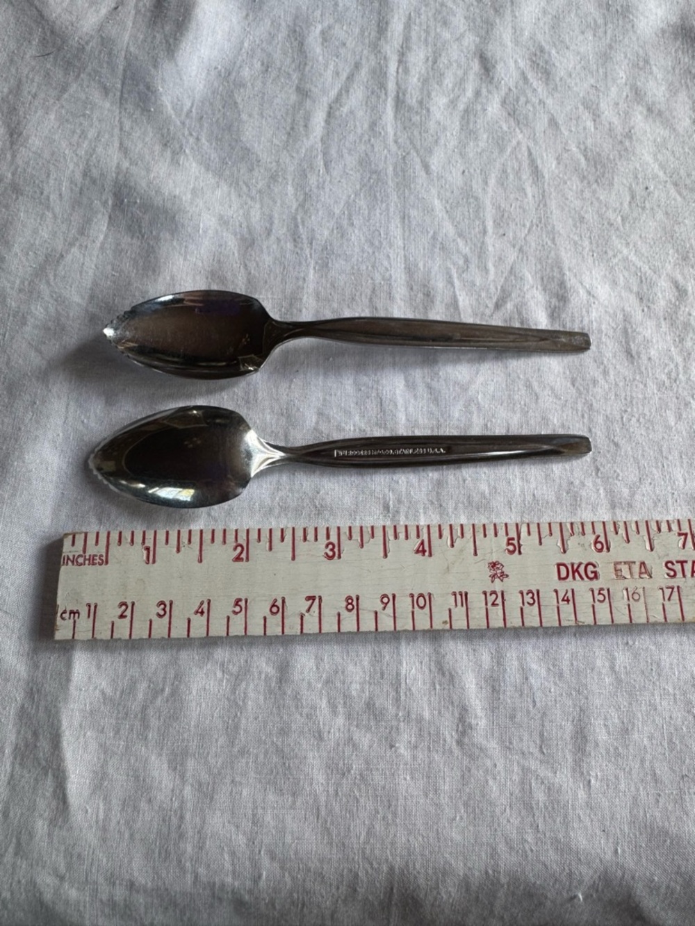 Wm Rogers Stainless Steel Plate Grapefruit Spoons with Serrated Edge Set of 2